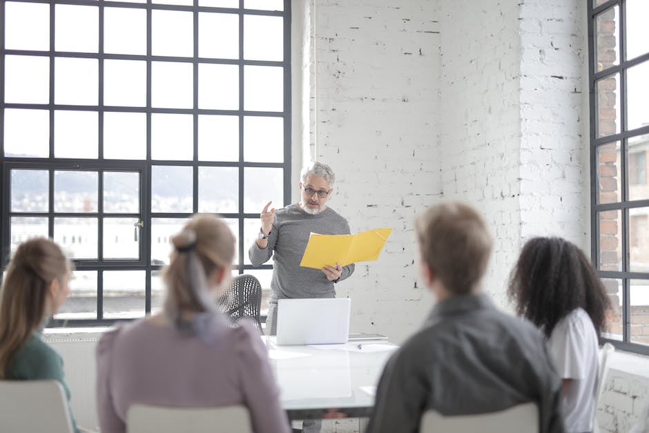 Image depicting a team leader making decisions while subordinates listen and follow instructions