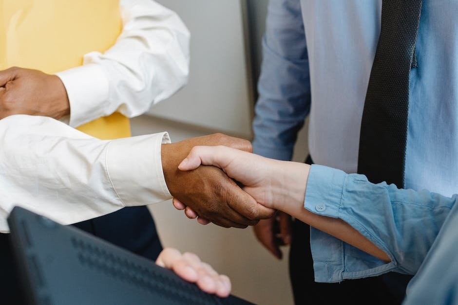 Illustration of an HR team working together to achieve success in a company