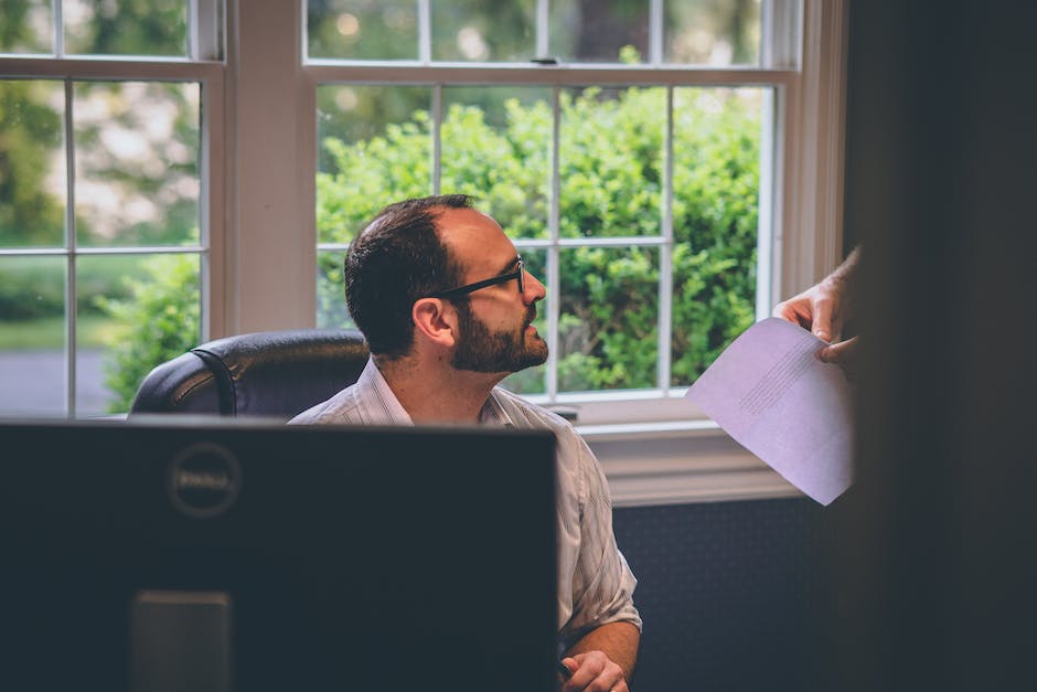Image illustrating factors influencing a manager's salary